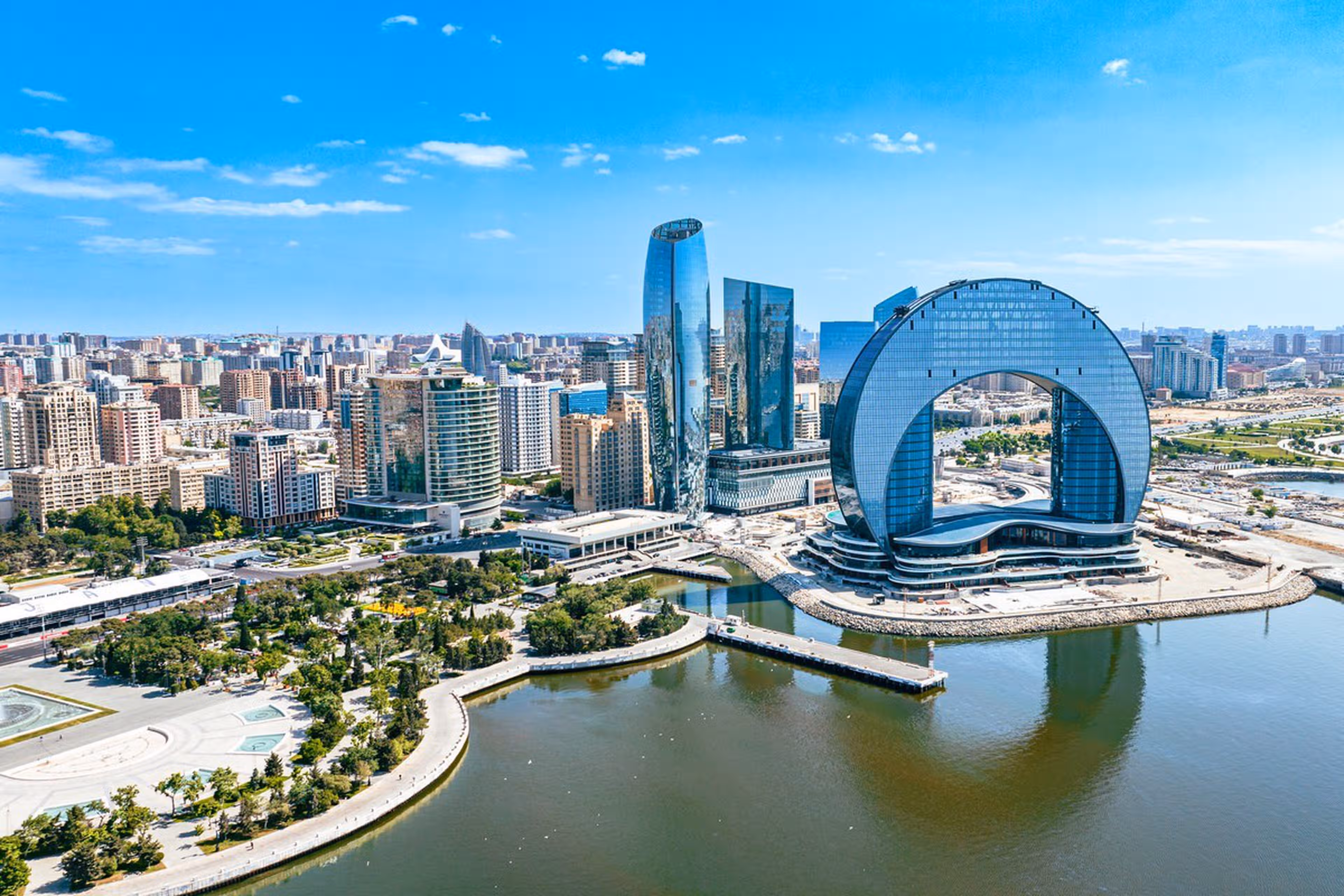 the-waterfront-promenade-and-modern-architecture-of-baku-by-the-caspian-sea_l9ulRY1V5